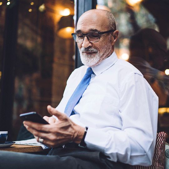 Reinserción laboral de adultos mayores de 50 años en el Perú: Retos y Estrategias